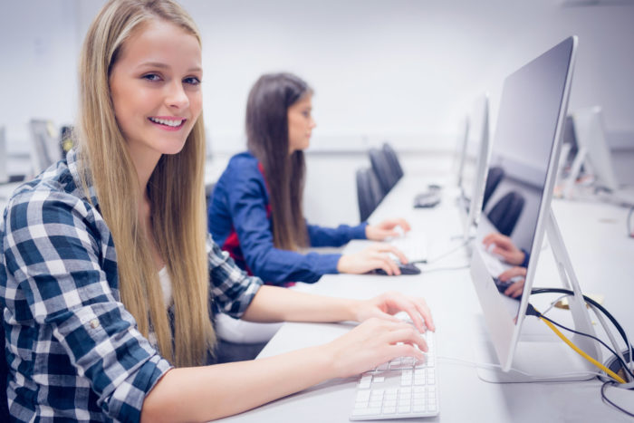 Exemple de jeune fille étudiant sur un ordinateur - Soutien étude Fondation Mauffrey